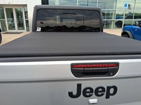 Used 2024 Jeep Gladiator Sport image 21