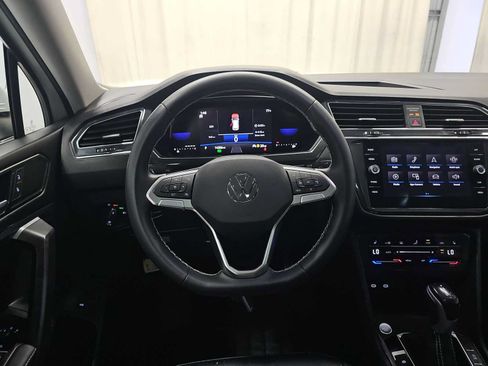 Used 2023 Volkswagen Tiguan SE w/ Panoramic Sunroof Package FWD image 10