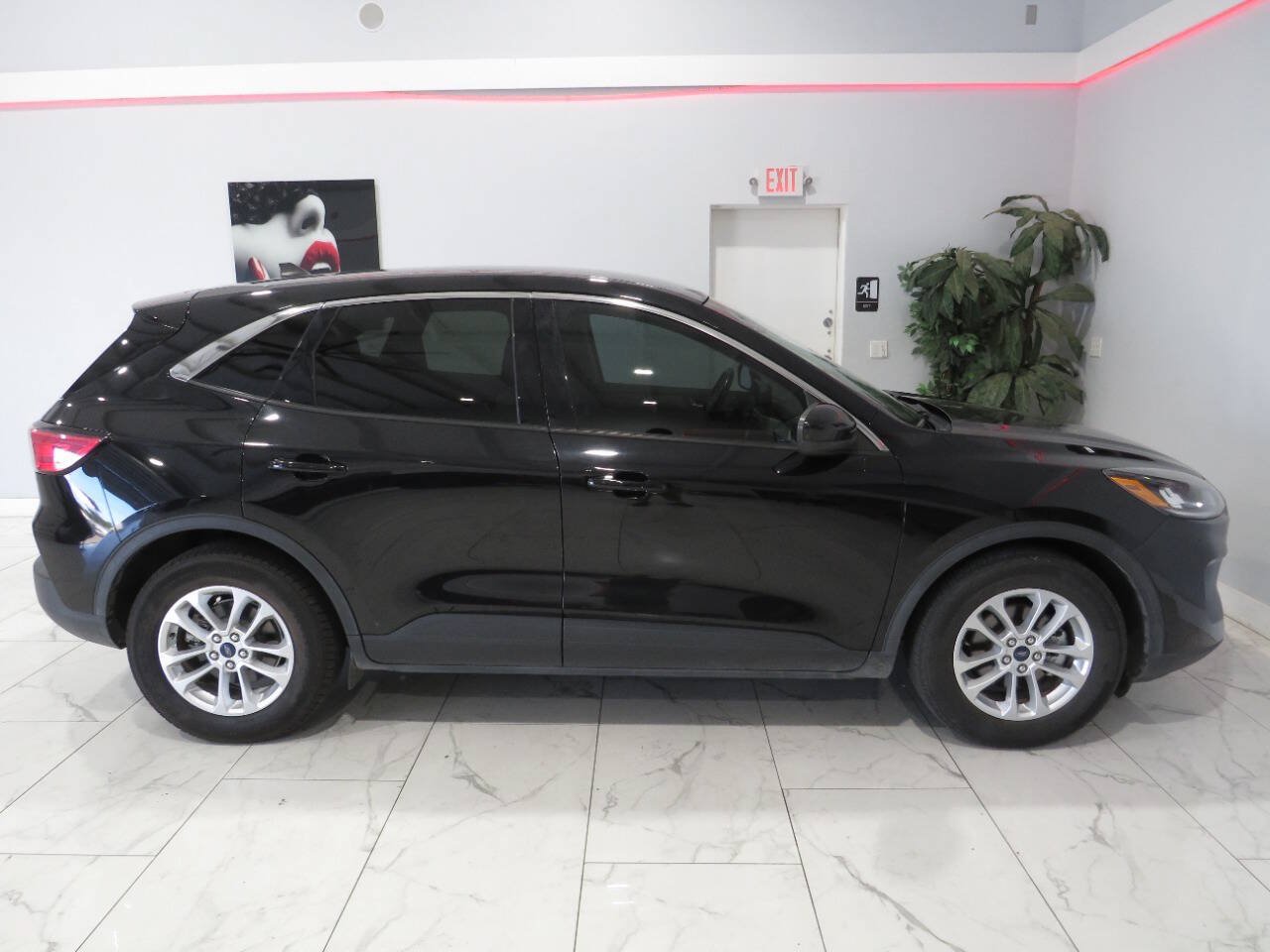 Used 2021 Ford Escape SE w/ Convenience Package FWD image 2