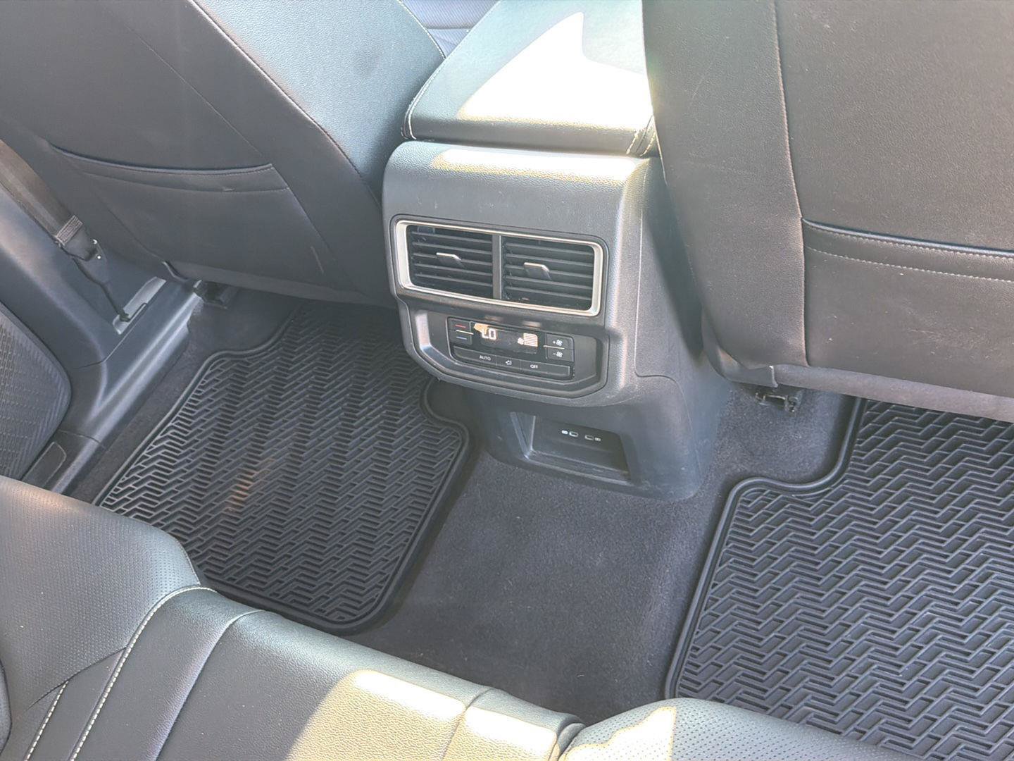 Used 2024 Volkswagen Atlas SE FWD image 16