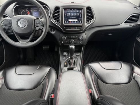 Used 2022 Jeep Cherokee Trailhawk image 10