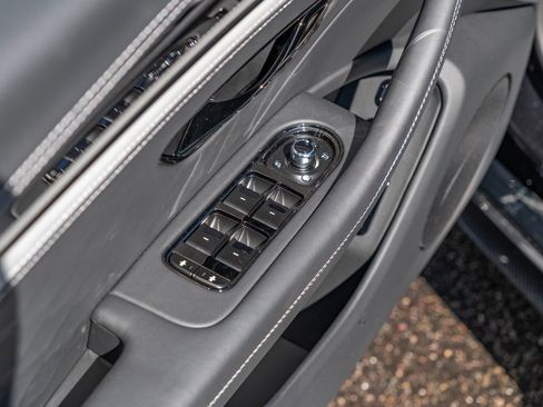 Used 2025 Bentley Flying Spur Plug-In Hybrid image 25