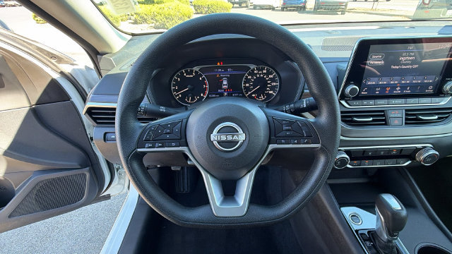 Used 2025 Nissan Altima 2.5 SV FWD image 25