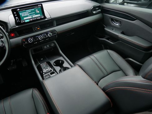 Used 2024 Honda Pilot TrailSport image 11