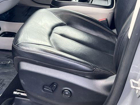 Used 2020 Chrysler Pacifica Touring-L image 13