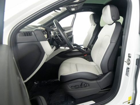 Certified 2026 Porsche Cayenne E-Hybrid Coupe AWD/4WD image 5