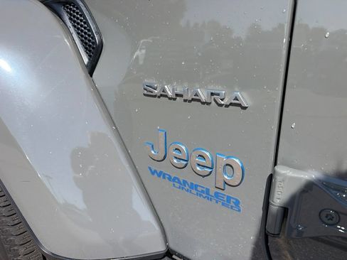 Used 2022 Jeep Wrangler Unlimited Sahara w/ Cold Weather Group AWD/4WD image 11