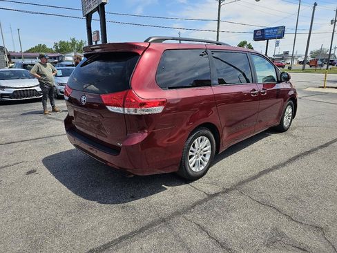 Used 2014 Toyota Sienna XLE w/ Entertainment Package FWD image 6