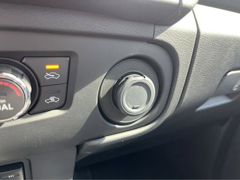 Used 2025 Nissan Frontier SV RWD image 38
