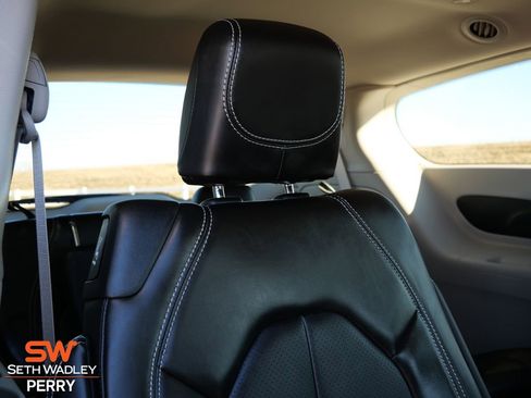 Used 2024 Chrysler Pacifica Touring-L image 16