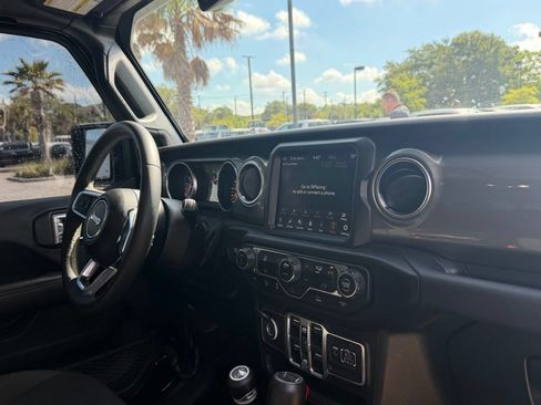 Used 2023 Jeep Gladiator Overland AWD/4WD image 16