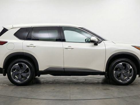 Used 2025 Nissan Rogue SV AWD/4WD image 11