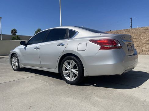 Used 2013 Nissan Altima 2.5 SL w/ Technology Pkg FWD image 4