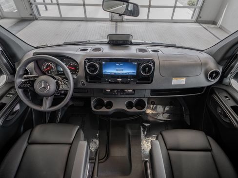 Used 2025 Mercedes-Benz Sprinter 2500 image 8