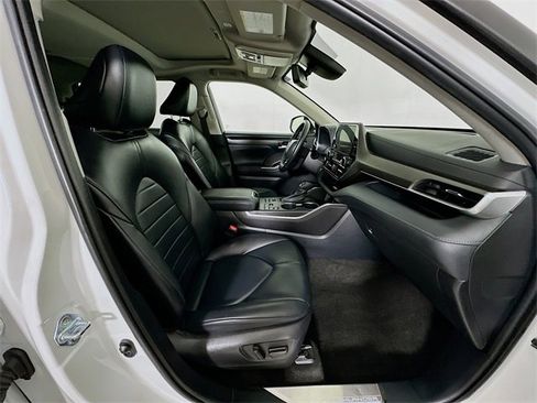 Used 2023 Toyota Highlander XLE image 7