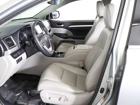 Used 2017 Toyota Highlander XLE image 31