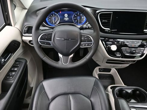 Used 2024 Chrysler Pacifica Touring-L image 15