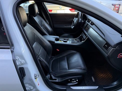 Used 2016 Jaguar XF S image 18