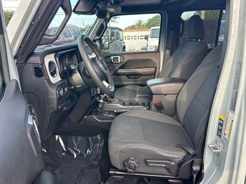 Used 2024 Jeep Wrangler Unlimited Sahara AWD/4WD image 9