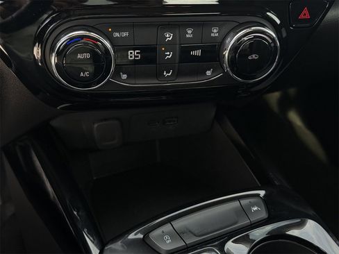 Certified 2025 Chevrolet Trax LT w/ LT Convenience Package image 20