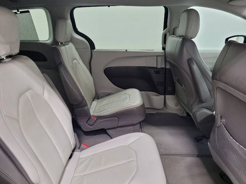 Used 2019 Chrysler Pacifica Touring-L FWD image 19