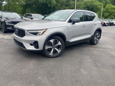 Used 2023 Volvo XC40 B5 Plus w/ Climate Package AWD/4WD image 1