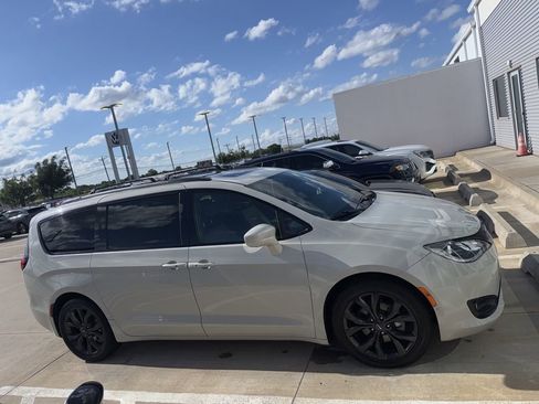 Used 2020 Chrysler Pacifica Touring-L Plus FWD image 4