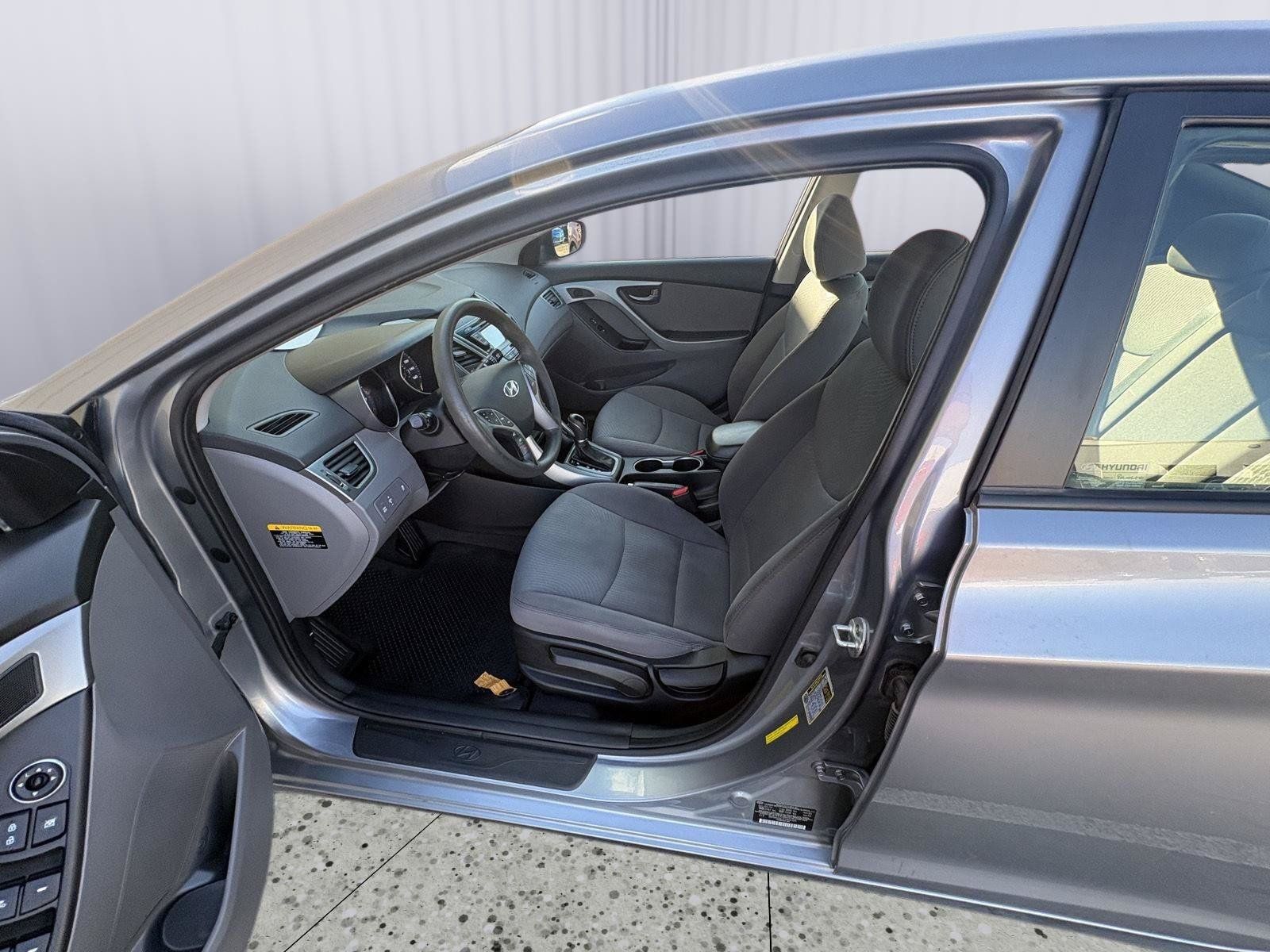 Used 2015 Hyundai Elantra SE w/ Option Group 02 FWD image 19