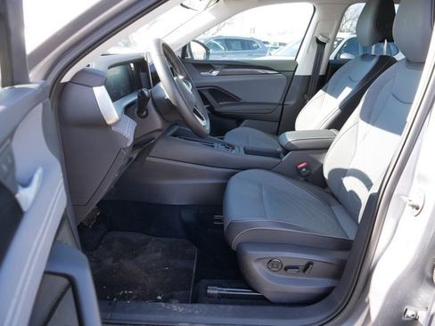 Used 2025 Volkswagen Tiguan SE image 13