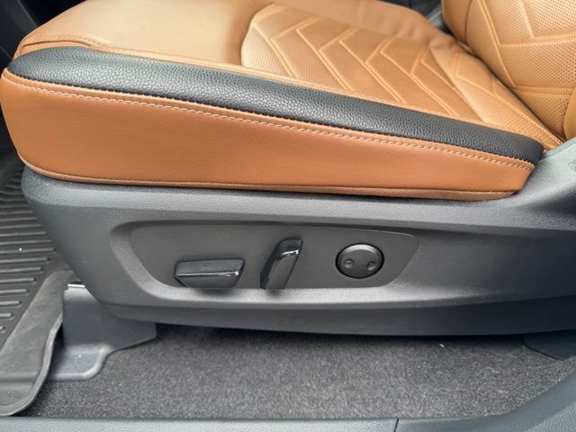 Used 2025 Nissan Pathfinder Platinum FWD image 22
