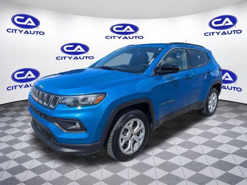 Used 2024 Jeep Compass Latitude AWD/4WD image 2