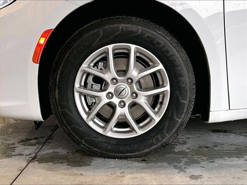 Used 2023 Chrysler Pacifica Touring-L FWD image 7