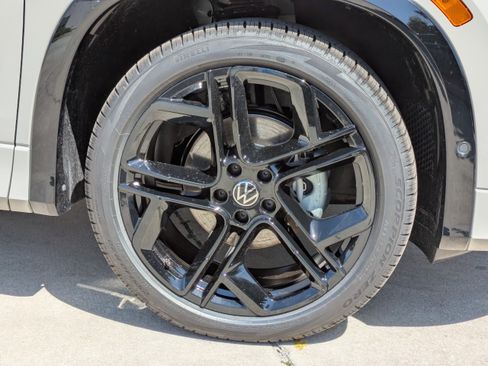 New 2026 Volkswagen Tiguan SE R-Line FWD image 11