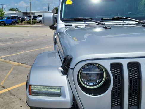 Used 2022 Jeep Wrangler Unlimited Sahara AWD/4WD image 7