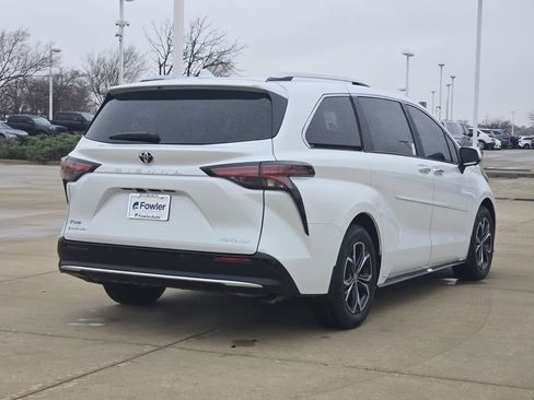 New 2026 Toyota Sienna Platinum image 4