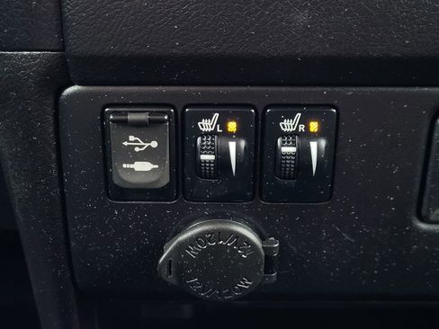 Used 2017 Toyota Sienna Limited image 31