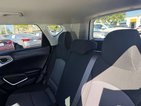 Used 2025 Kia Soul LX w/ LX Technology Package FWD image 38