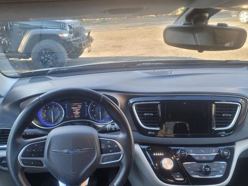 Used 2017 Chrysler Pacifica Touring-L w/ Tire & Wheel Group image 15