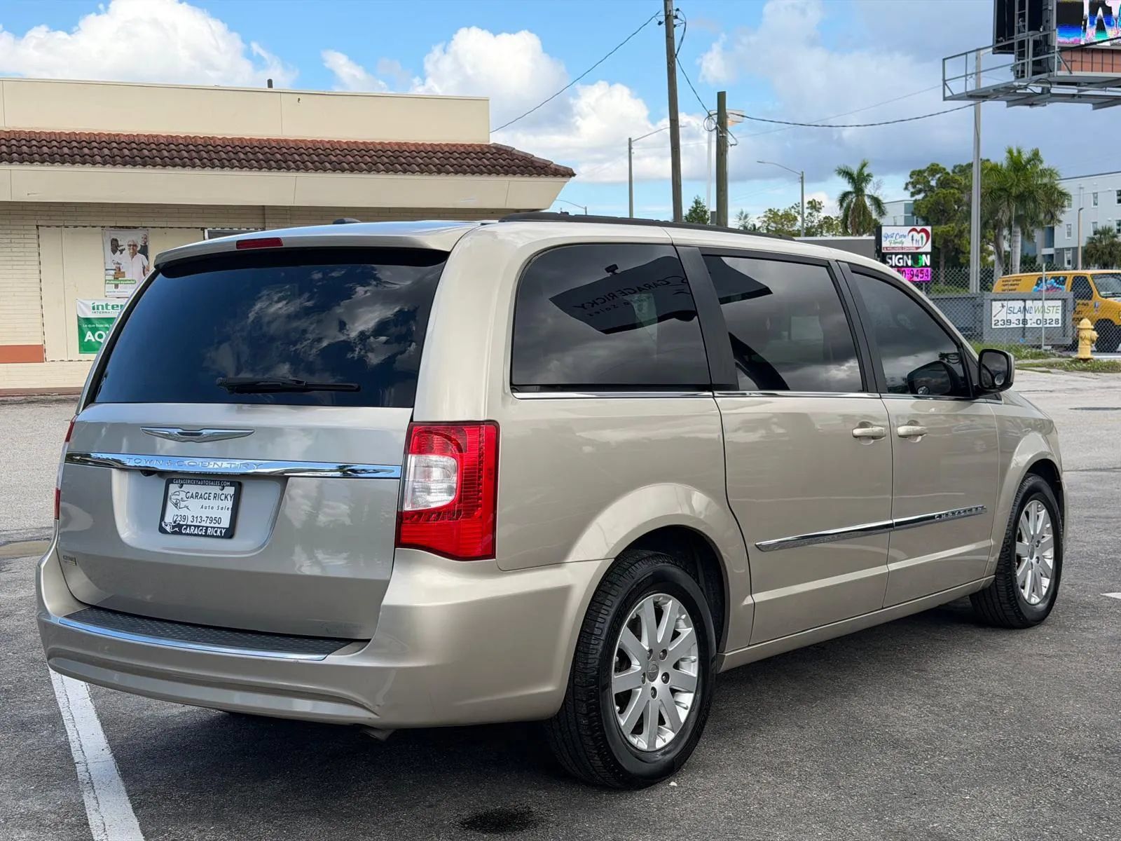 Used 2016 Chrysler Town & Country Touring FWD image 5