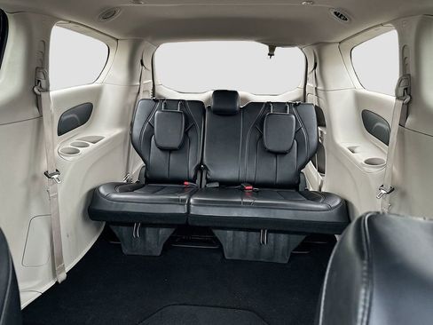 Used 2024 Chrysler Pacifica Touring-L image 21