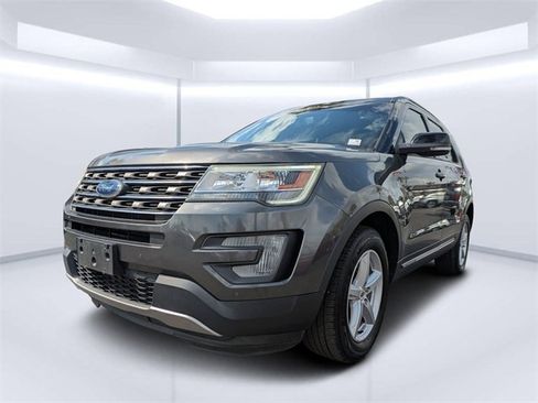 Used 2017 Ford Explorer XLT w/ Equipment Group 202A image 7