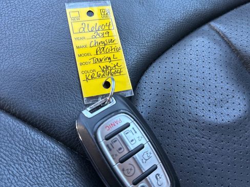 Used 2019 Chrysler Pacifica Touring-L image 10