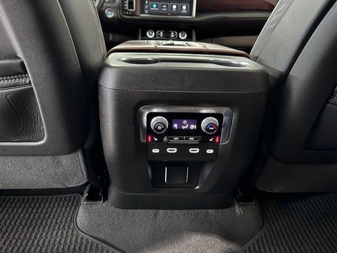Certified 2024 GMC Yukon Denali Ultimate image 32