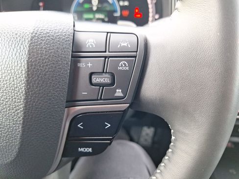 Used 2025 Toyota Camry SE image 21