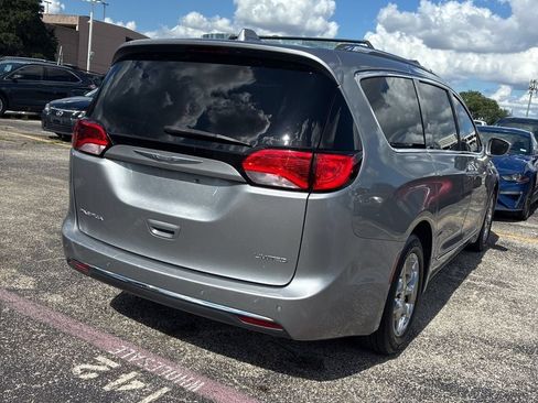 Used 2017 Chrysler Pacifica Limited w/ UConnect Theater Package FWD image 3