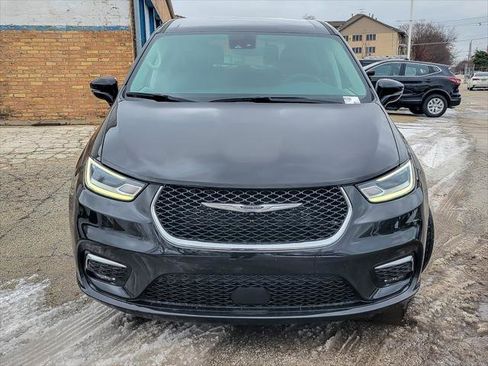 Certified 2024 Chrysler Pacifica Touring-L image 3