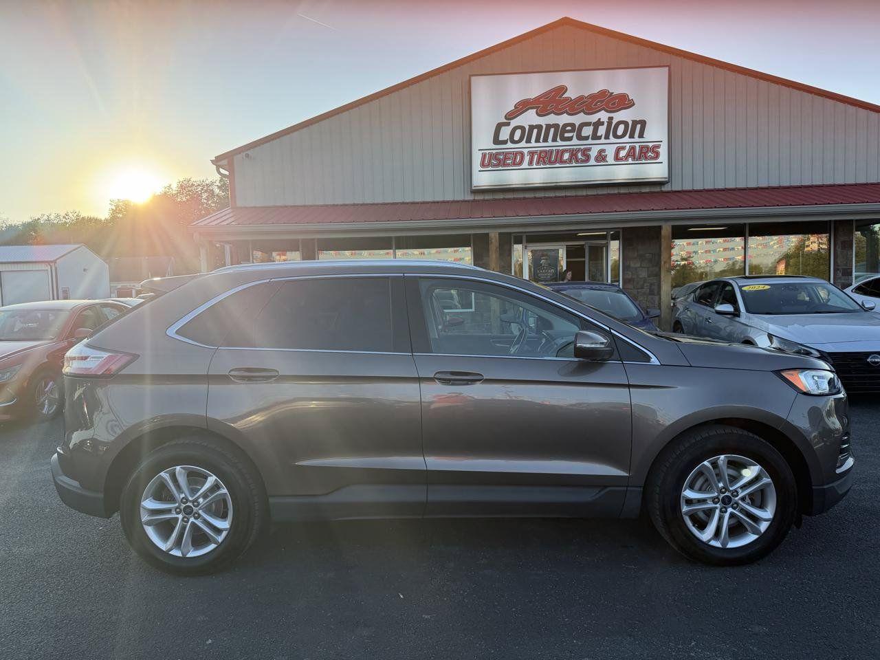 Used 2019 Ford Edge SEL w/ Cold Weather Package AWD/4WD image 3