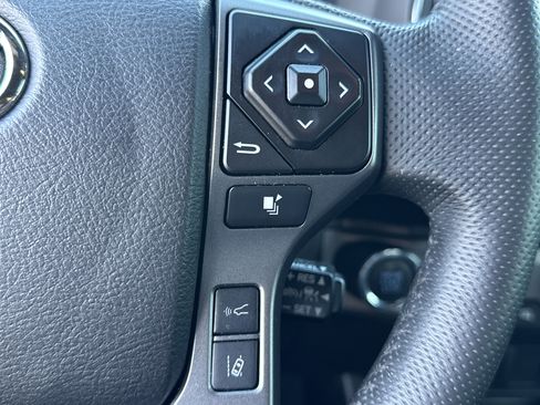 Used 2022 Toyota Tacoma TRD Off-Road image 10