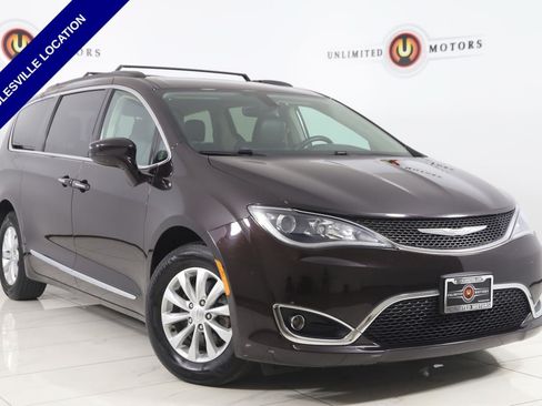 Used 2017 Chrysler Pacifica Touring-L FWD image 1