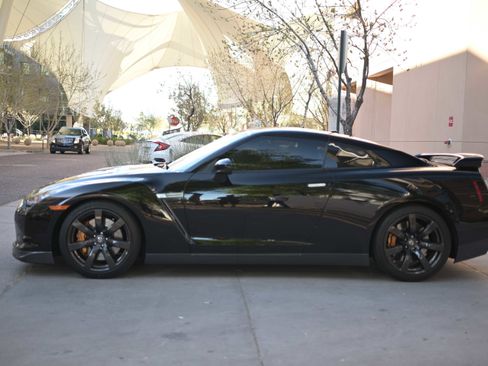 Used 2010 Nissan GT-R Premium image 4